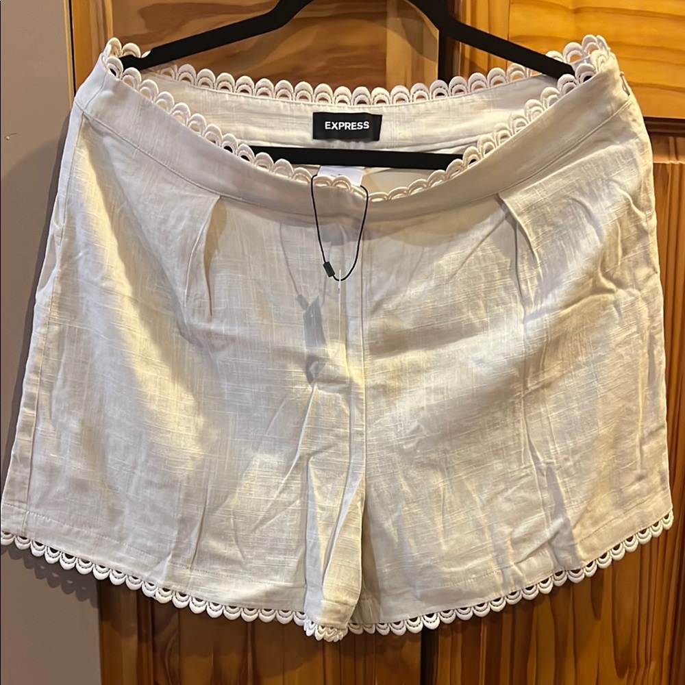 Express Women's Cream Scallop Trim Shorts